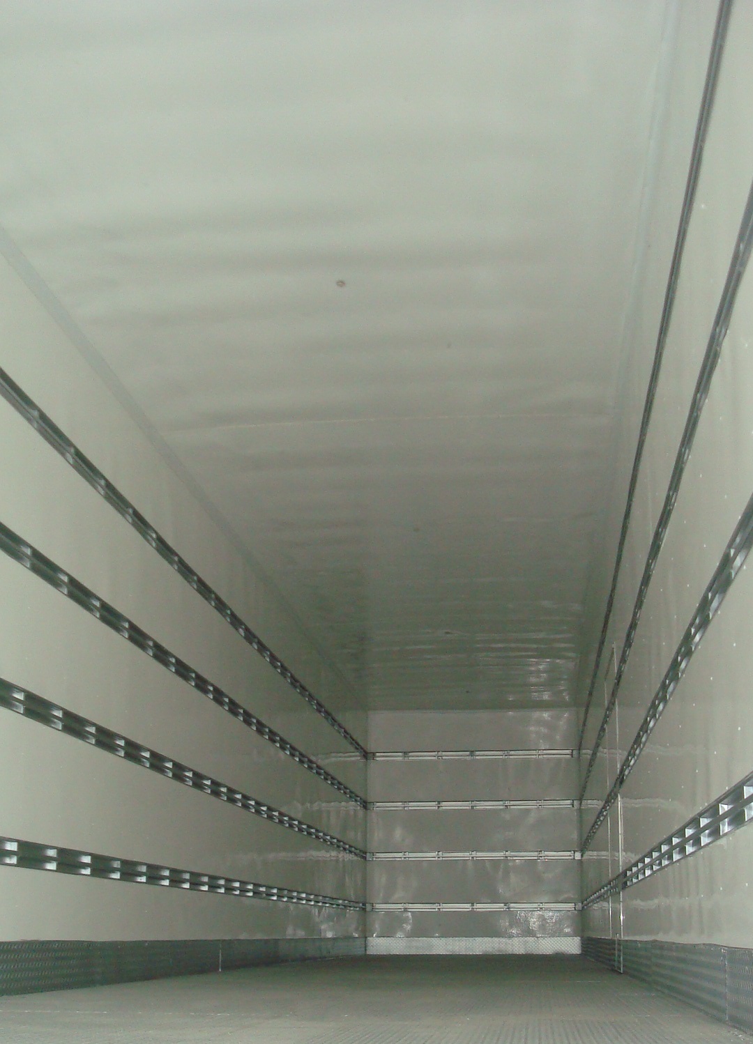 Revestimento interno com placas de poliuterano ou EPS, fechamento com Eucatex, Fibralit, chapa galvanizada, alumínio ou PVC